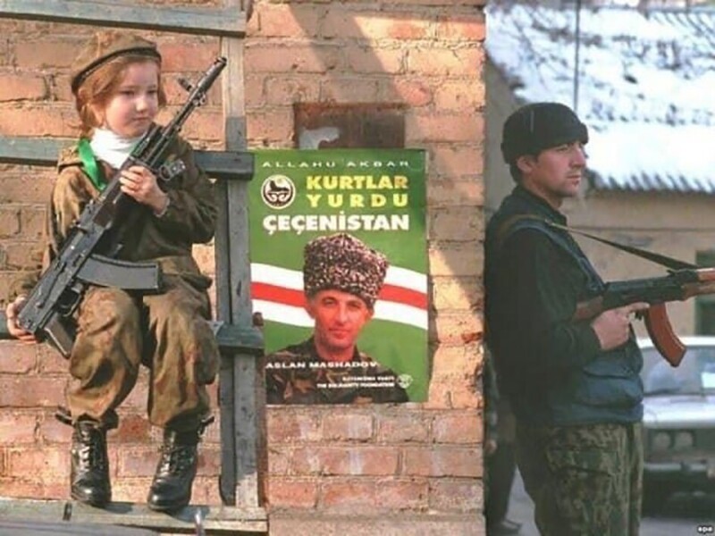 Девочка с автоматом у предвыборного плаката Аслана Масхадова. Грозный, январь 1997 года