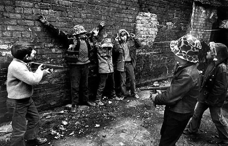 Дети играют «в войну» в районе проживания рабочего класса, Лондондерри, 1997 год.