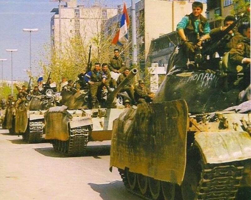 Сербские танки в городе Биелина. 1992 год