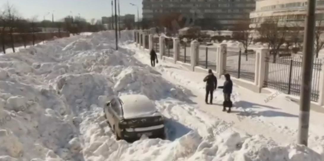 Одинокая Mazda в плену снежных барханов