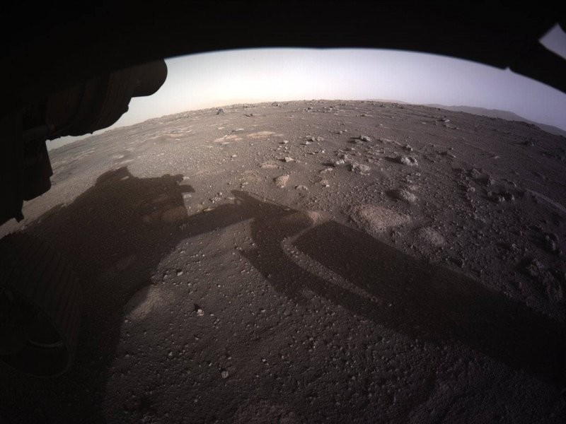 А тем временем ровер Perseverance прислал новые и уже цветные снимки с Марса: