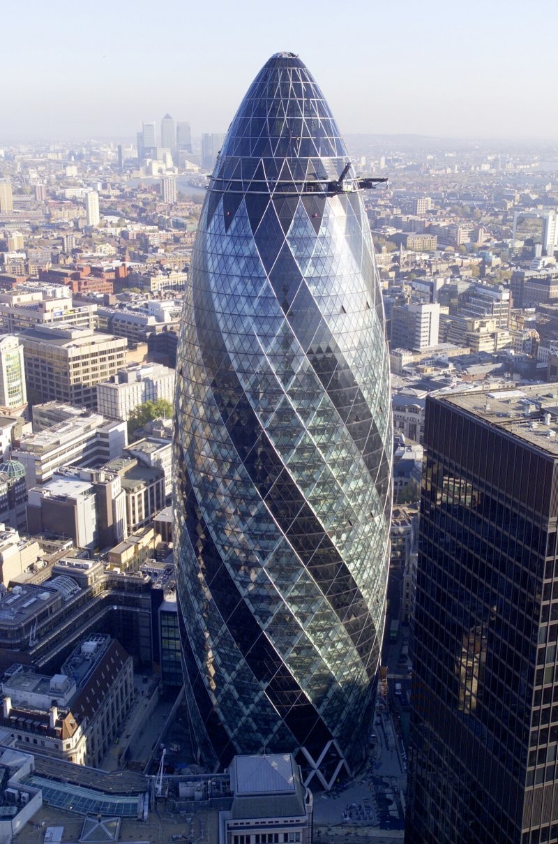 Архитектура стальных балок швейцарской башни Re Tower Norman Foster (180 м), возведенной в Лондоне в 2004 году, была вдохновлена ​​структурой такой губки, каркас которой отличается большой механической жесткостью и интересной стабильностью для очень