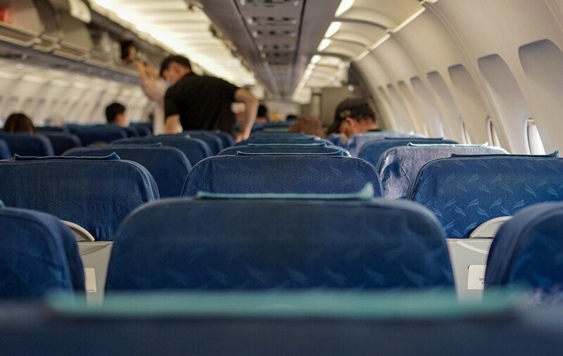 Факты о полетах: почему самолеты не приземляются с полными баками, а сидения в салоне синие