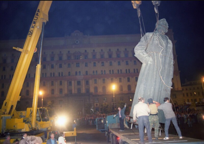 Демонтаж памятника Дзержинскому с Лубянской площади в августе 1991 года.