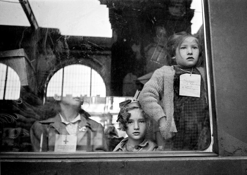 Поезд Красного Креста, везущей сирот из Будапешта на усыновление и удочерение в Швейцарию. 1947 год