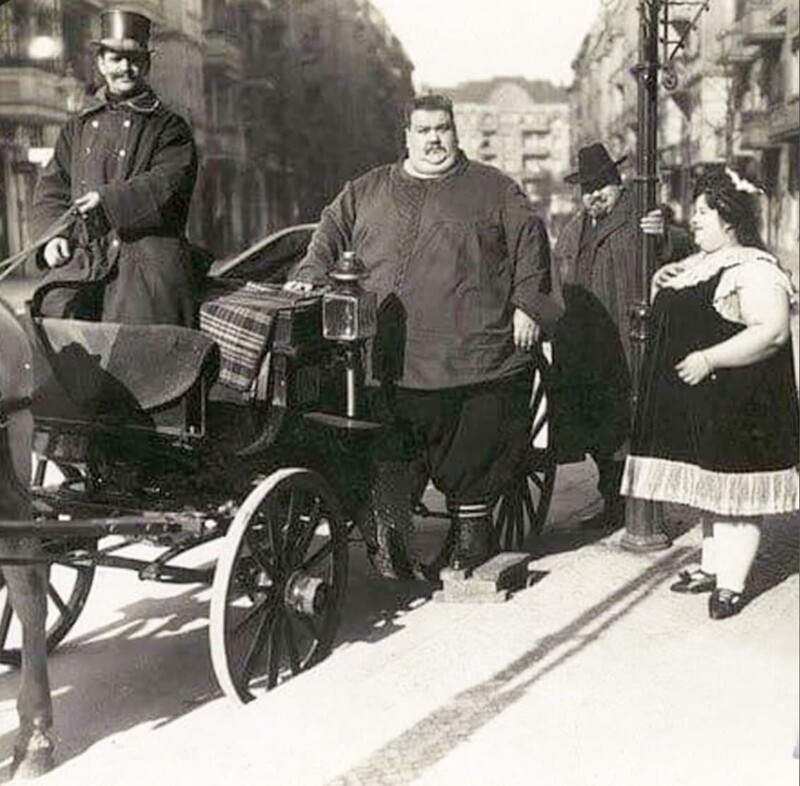 Мужчина со своей женой собирается на прогулку. Германия, 1912 год