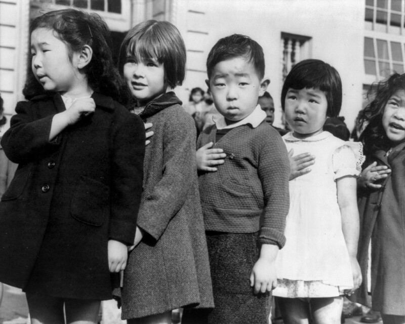 США. Дети средней школы Вэйл в Сан Франциско произносят клятву верности американскому флагу перед интернированием, апрель 1942 года