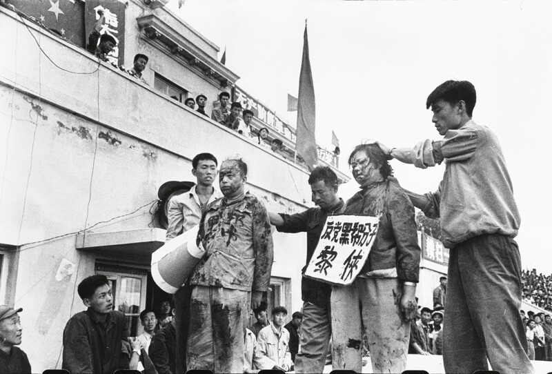 Хунвэйбины и их жертвы, не принявшие революционные идеи Мао. Китай. 1966 г. «Культурная революция» в Китае
