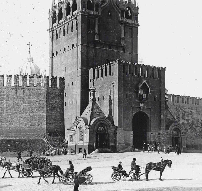 Не все знают, но с 1802 по 1925 год у Спасской башни Кремля стояли две каменные часовни