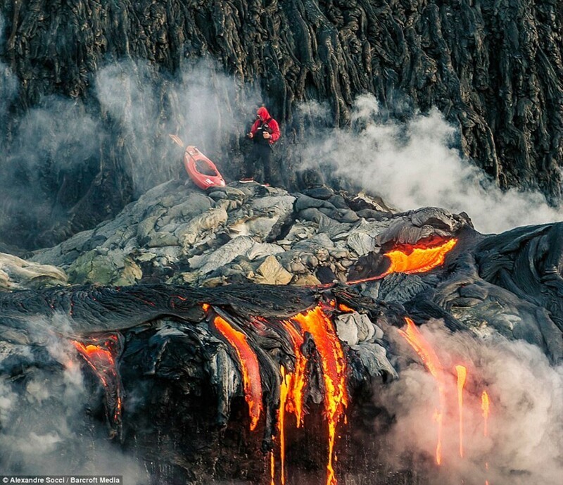 На байдарке около изливающейся лавы. Гавайи