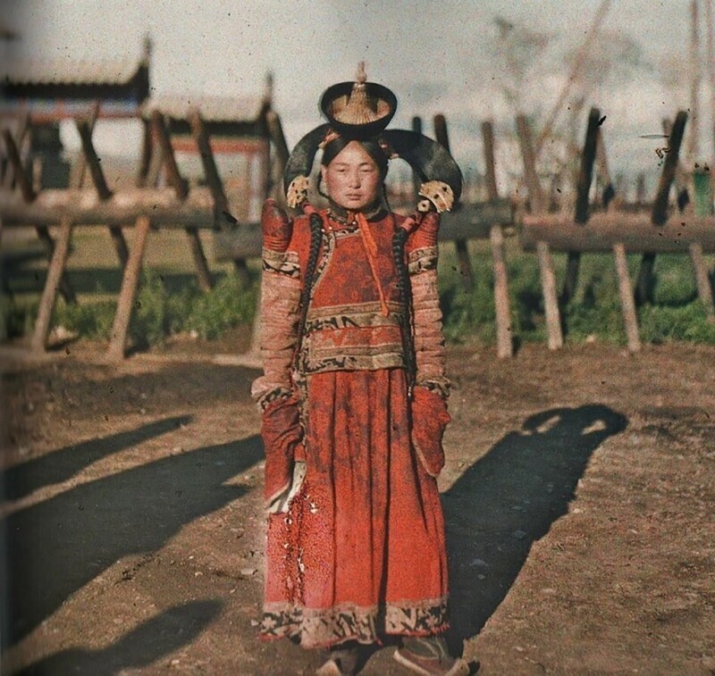Жительница Монголии в свадебном наряде, 1913