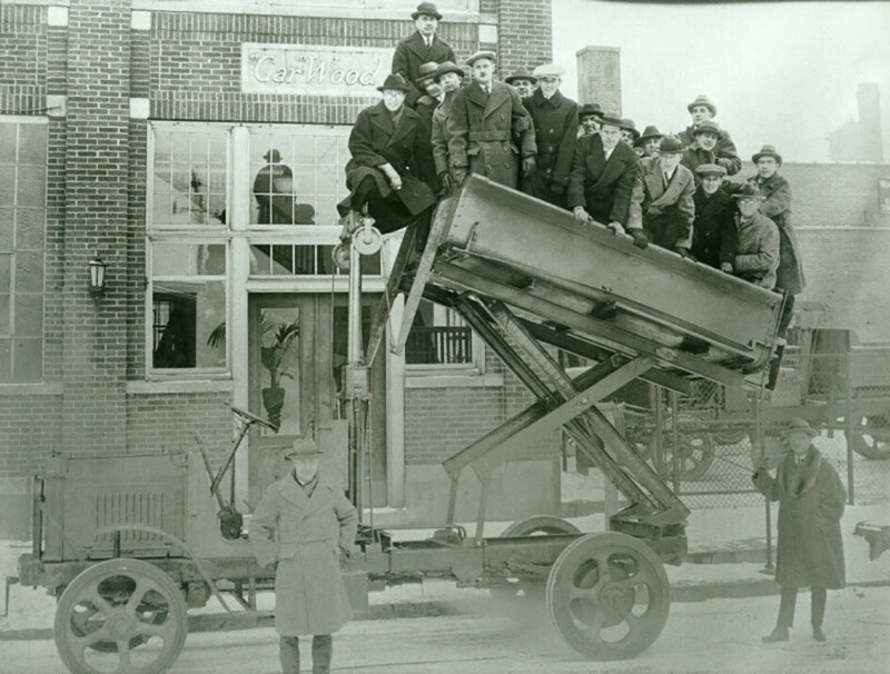 Демонстрация первого самосвала на гидроцилиндре. 1912
