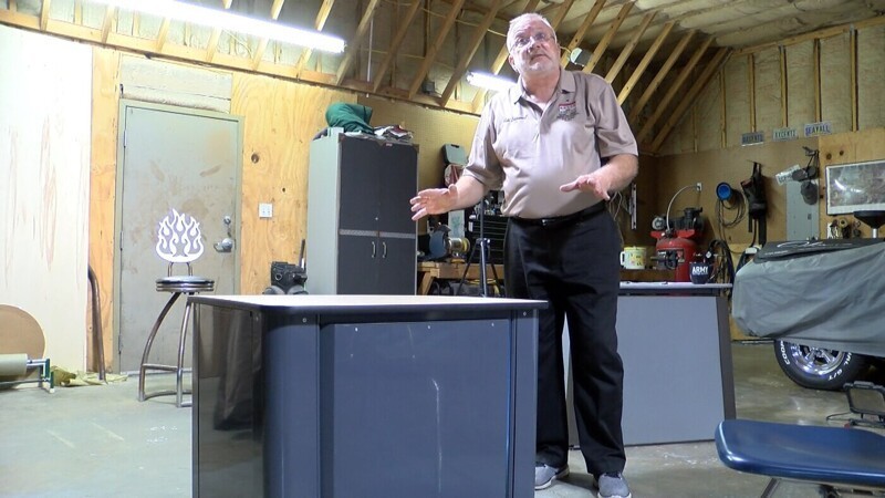 Отец с сыном из штата Миссисипи сконструировали пуленепробиваемую парту для школьников