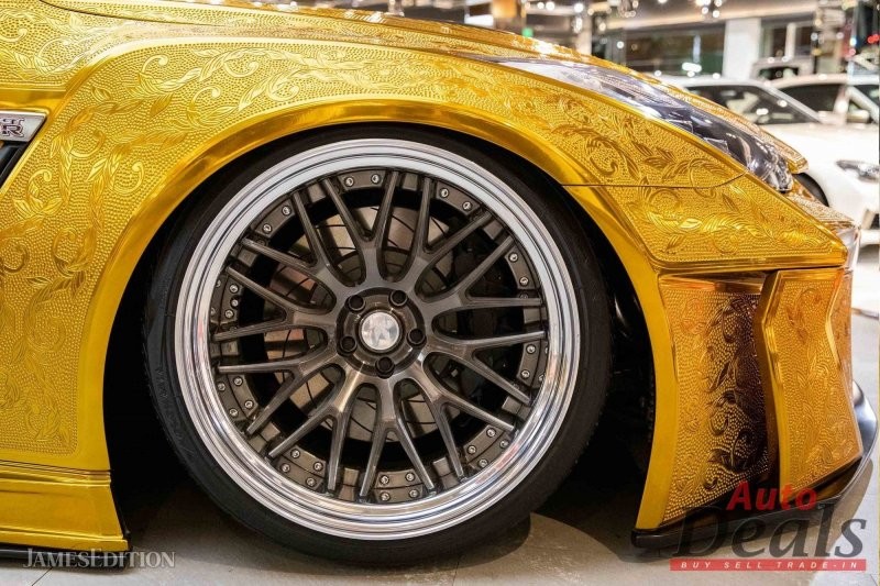 Уникальный «золотой» Nissan GT-R с узорами на кузове продается в Дубае
