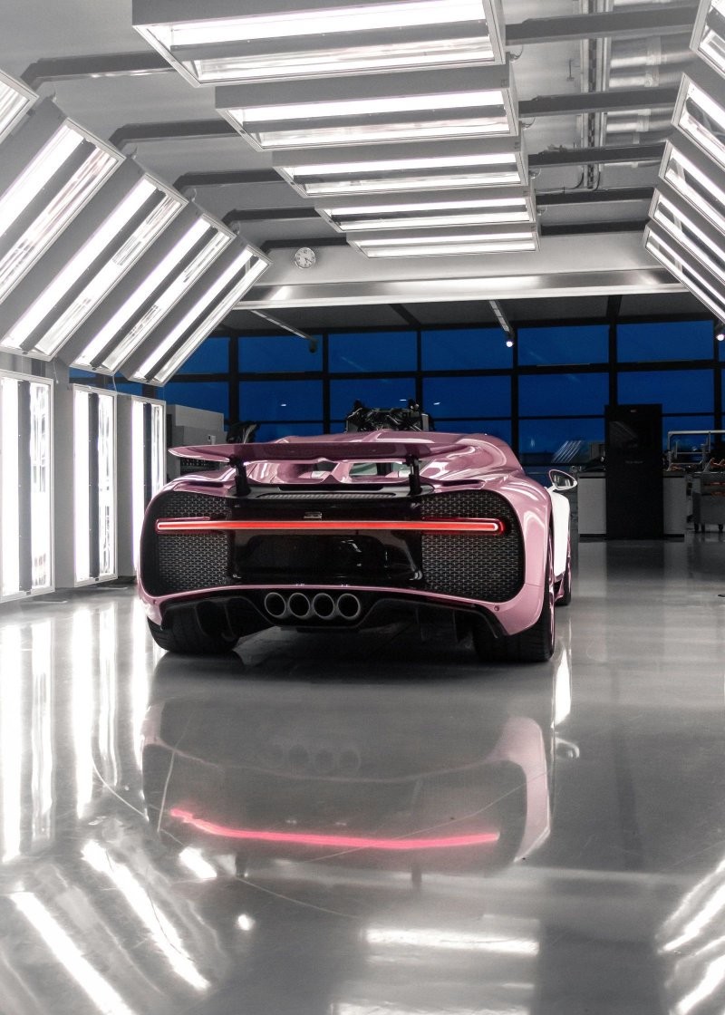 Британец заказал эксклюзивный розовый Bugatti Chiron и подарил его своей жене