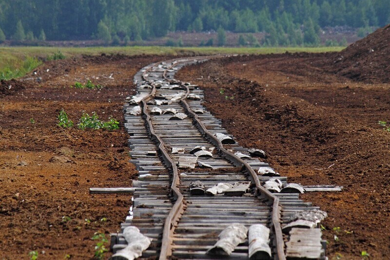 Железнодорожники уже начали распродавать излишки своей инфраструктуры на вторчермет, что в свою очередь хотя бы частично компенсирует ужас оккупации Латвии Россией, эта недемократическая железная дорога, как и порт были в свое время силой навязаны и 