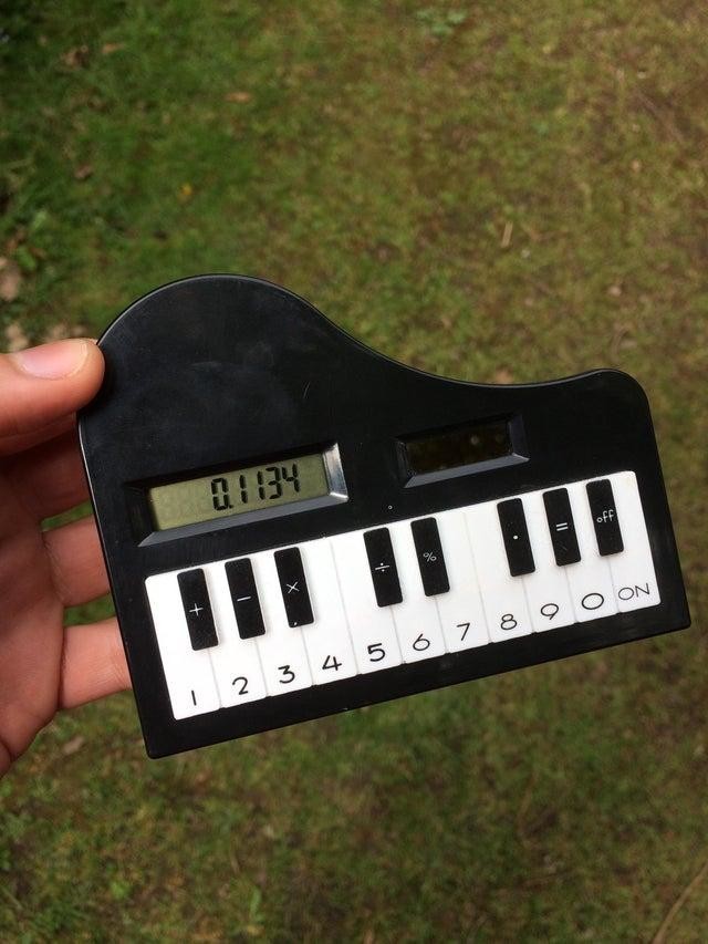 Калькулятор в форме рояля