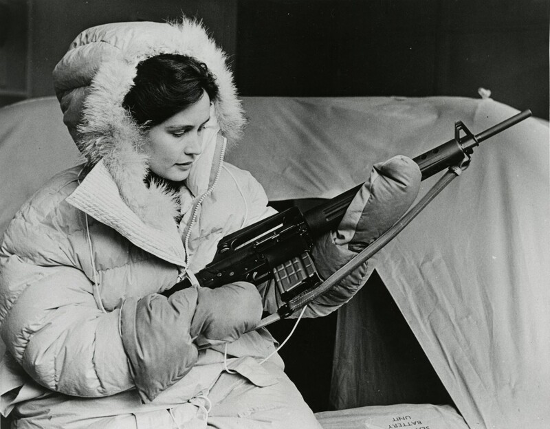 Запасная полярная одежда и оружие стюардессы KLM после того, как авиакомпания начала летать над Северным полюсом, 1959 год