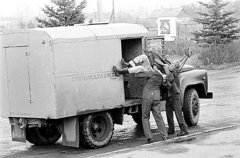Милиционеры грузят нетрезвого гражданина в автомобиль спецмедслужбы для доставки в вытрезвитель, СССР, 1970-е
