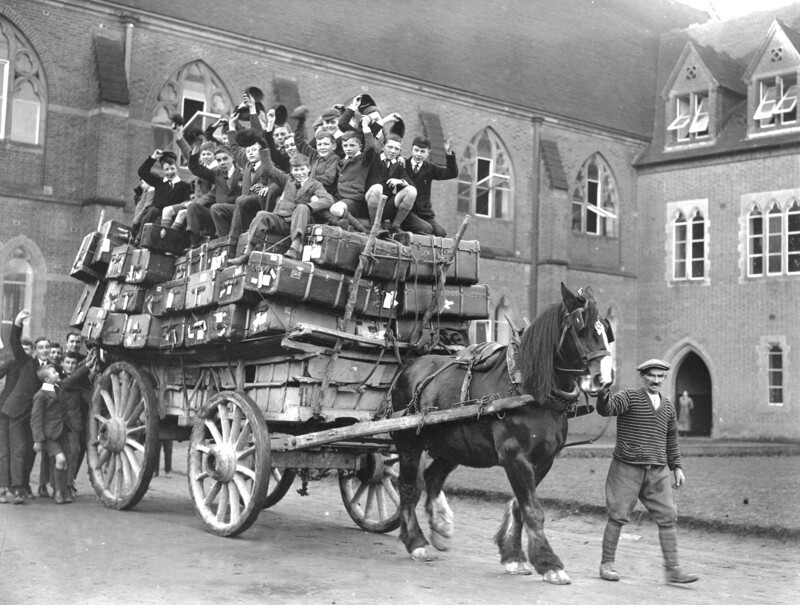 Счастливые мальчишки уезжают на каникулы домой. Англия. 1924 год