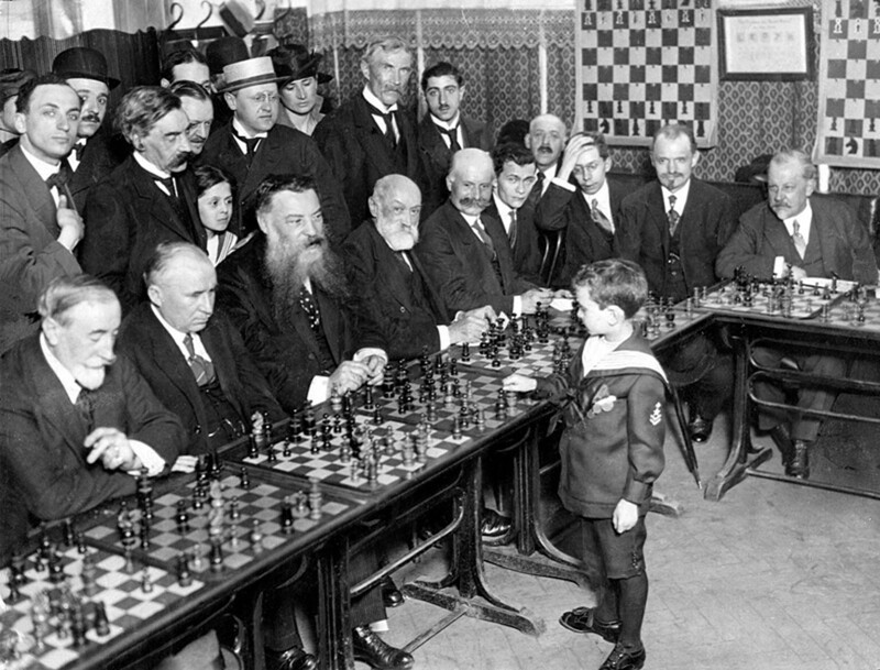 8-летний Шмуль Жешевский совершает невероятное в одном из величайших спортивных потрясений всех времен, когда он победил одновременно 20 шахматных гроссмейстеров. 100 лет назад, 16 мая 1920 года.