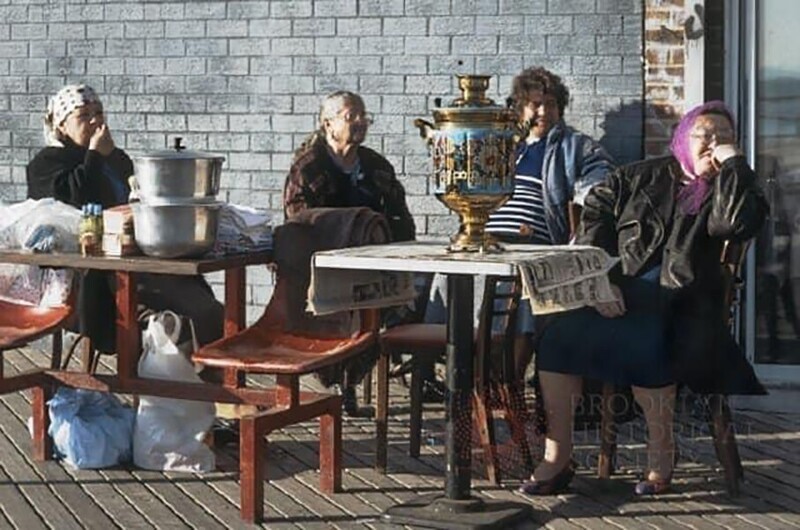 Набережная Брайтон-Бич. Русские женщины продают предметы, в том числе богато украшенный самовар. Бруклин, 1975 год