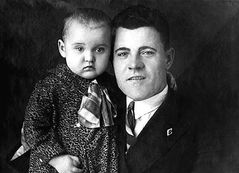 Маленькая Людмила Гурченко с отцом Марком, 1936 год