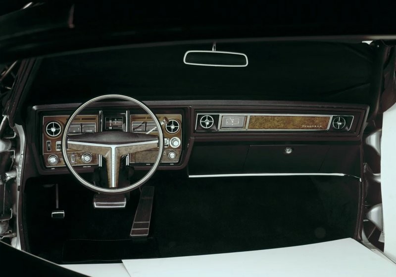 Как и полагалось машине класса Personal luxury car, Toronado получили очень хорошее оснащение и богатую отделку салона