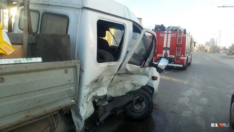 Авария дня. В Екатеринбурге водитель Subaru устроил ДТП с четырьмя пострадавшими