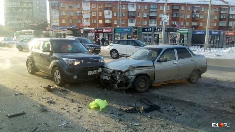 Авария дня. В Екатеринбурге водитель Subaru устроил ДТП с четырьмя пострадавшими