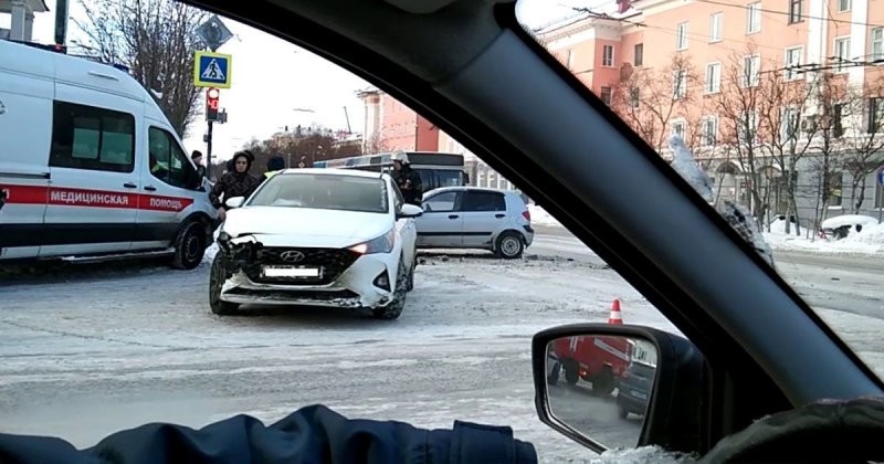 За такой разворот нужно лишать водительских прав пожизненно: ДТП в Мурманске попало на видео