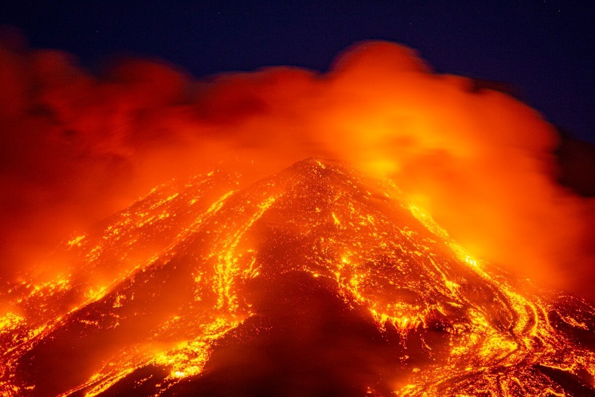 Извержение вулкана Этан