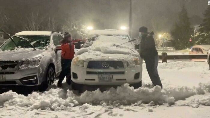 10-летний мальчик с друзьями почистили 80 машин работников госпиталя после сильного снегопада