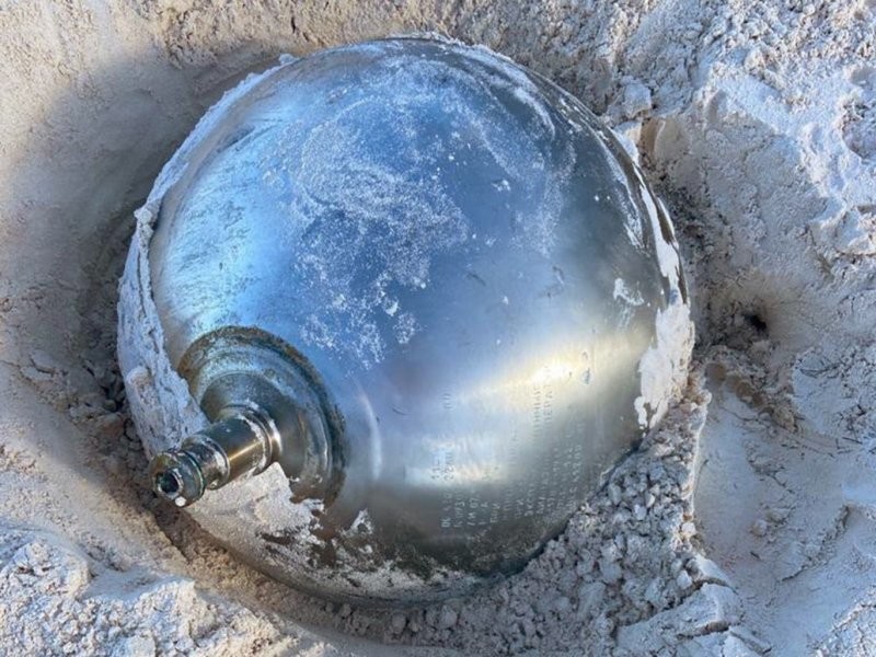 На Багамах нашли странный титановый шар с надписями на русском языке