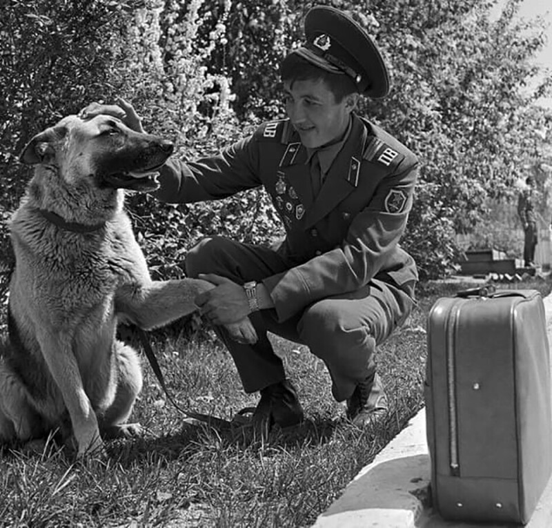 Пограничник перед увольнением в запас прощается с служебной собакой, 1980-е