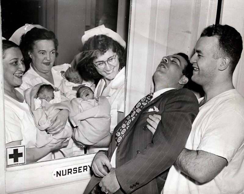 Сотрудники роддома показывают счастливому отцу его новорожденных тройняшек, Нью-Йорк, США,1946 год
