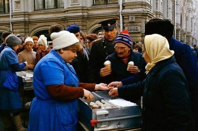 Продажа мороженого рядом с ГУМом. СССР, 1980-е