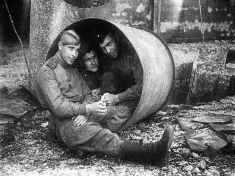 Советские солдаты в гильзе немецкой пушки "Dora", 1944 год