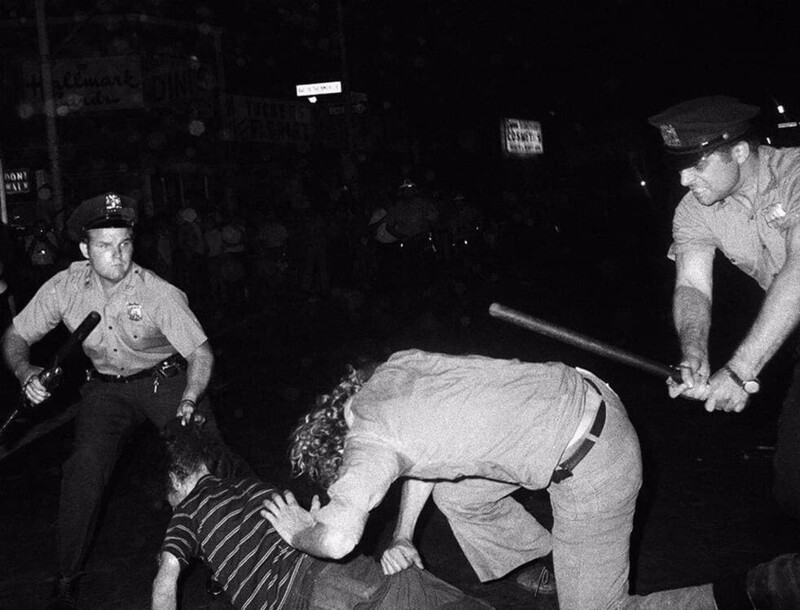 Полицейские Нью-Йорка избивают двух мужчин во время марша гомосексуалистов за свои права. 1970 год. 