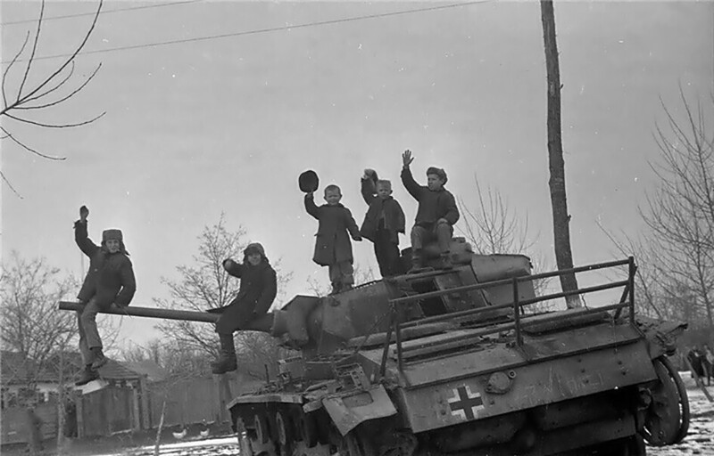 Дети на разбитом немецком танке Pz.Kpfw. III. Февраль 1943 года. СССР.