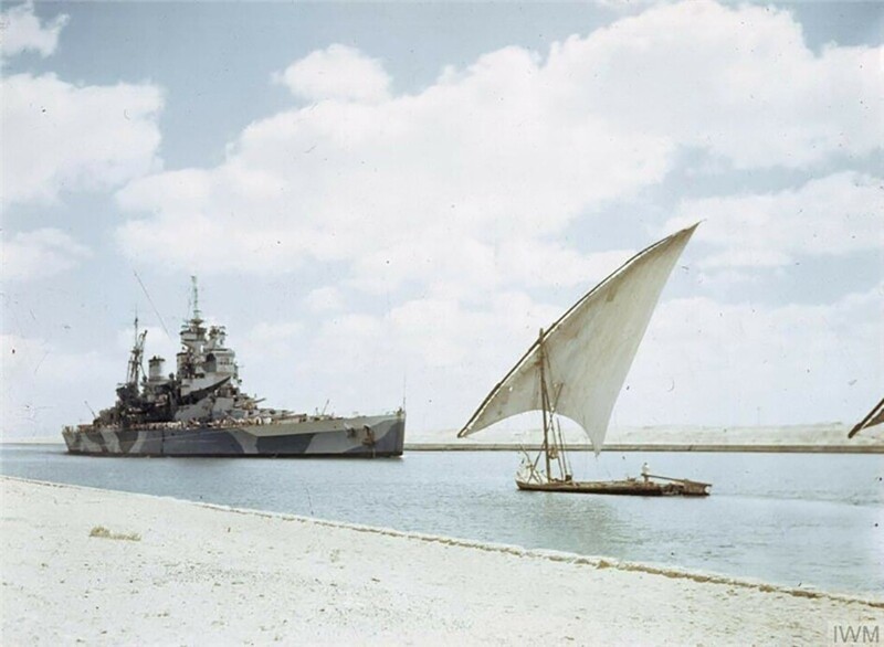 Британский линкор "Хау" и лодка, мало изменившаяся со времен фараонов в Суэцком канале, 14 июля 1944 года.
