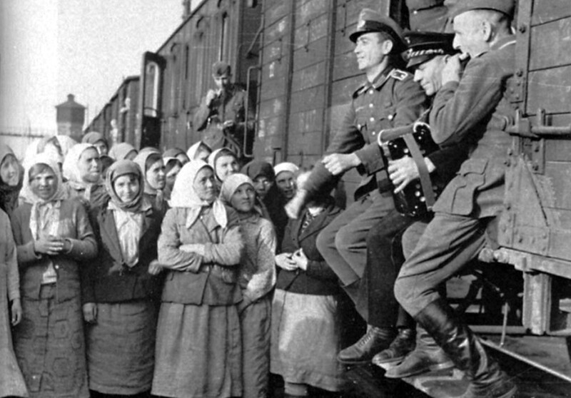 Немецкие солдаты дают концерт на вокзале для жительниц Минска, Беларусь, 1943 год