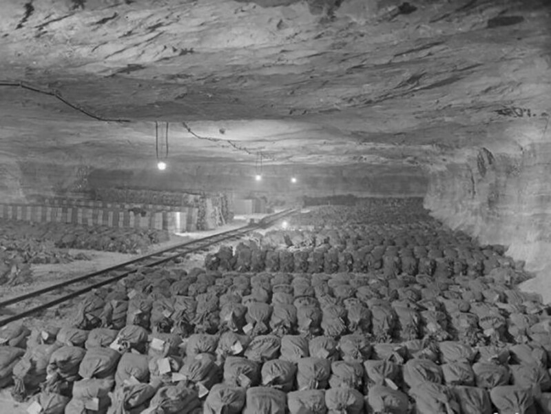 Одно из подземных хранилищ нацистов с золотом, захваченных союзниками, апрель 1945 года