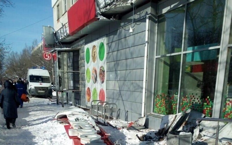 В России 87-летняя пенсионерка скончалась от удара упавшей на неё вывески магазина