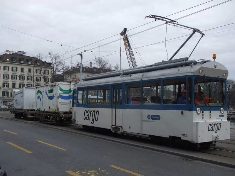 Работа необычного снегоуборочного трамвая в Цюрихе глазами вагоновожатого