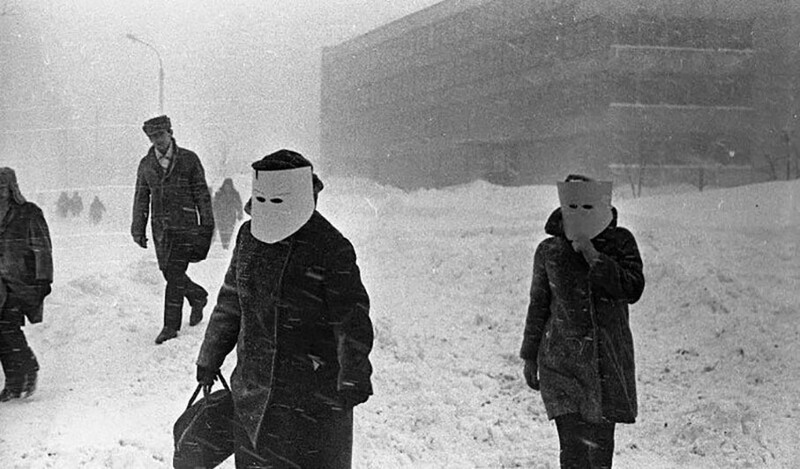 Снежные заносы в городе. Женщины в масках, 1968 год, г. Южно-Сахалинск