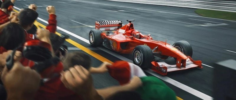 Михаэль Шумахер побеждает на Гран-при Японии 2000 года и завоевывает титул чемпиона мира для Ferrari, впервые с 1979 года