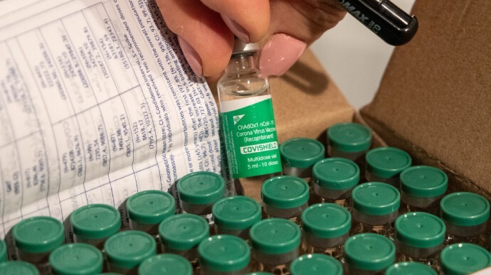"Прививка святыми водами Ганга": в соцсетях высмеяли вакцинацию Зеленского индийским препаратом