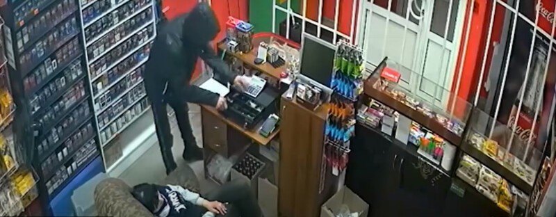 Житель Кирова обчистил магазин, пока продавец дремала в кресле