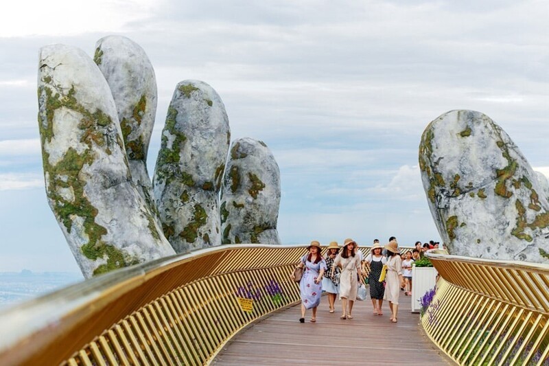 11. Золотой мост во Вьетнаме, построенный в 2018 году, всё ещё дарит нам крутейшие кадры